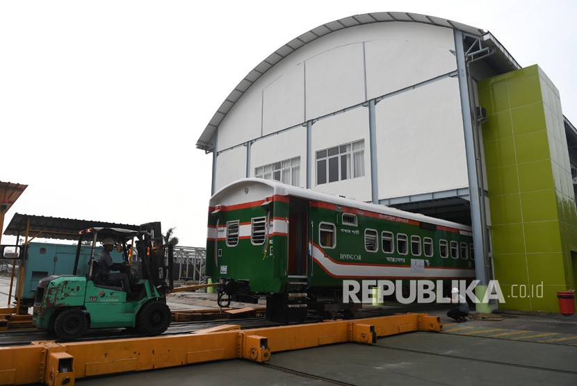 Pekerja menarik gerbong pesanan Bangladesh di Pabrik PT INKA, Madiun, Jawa Timur, Rabu (7/11). INKA terima pendanaan dari KB Bank untuk pembuatan gerbong.