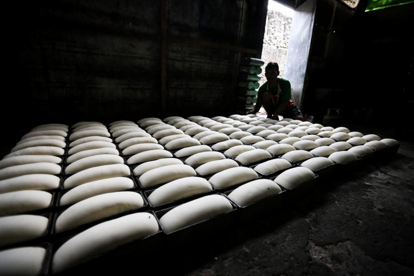 Pekerja menata adonan roti sebelum dipanggang di salah satu usaha roti Dicky Bakery di Depok, Jawa Barat, Senin (11/7/2022). Pemilik roti mengaku beberapa pekan terakhir telah mengurangi jumlah produksi akibat permintaan menurun dan harga bahan baku tepung terigu dan gandum meningkat di pasaran. 