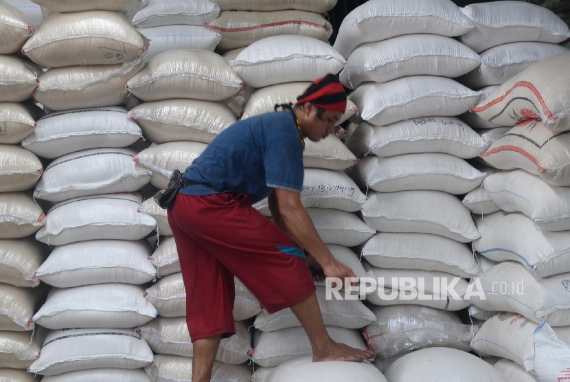 Pekerja menata beras di Pasar Induk Beras Cipinang Jakarta, Ahad (24/9). 