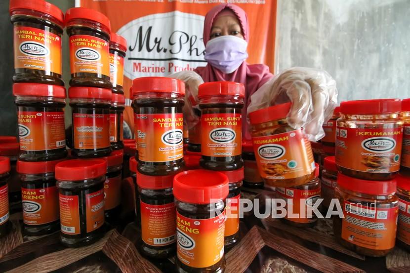 Pekerja menata botol kemasan aneka varian sambal di Rumah Produksi Usaha, Mikro, Kecil, dan Menengah (UMKM) Mr. Phep Lhokseumawe, Aceh, Selasa (7/9). PT Bank BTPN Syariah Tbk (BTPN Syariah) berkomitmen tidak akan beralih pangsa pasar dari segmen ultra mikro prasejahtera meski kompetitor terus bertambah. 