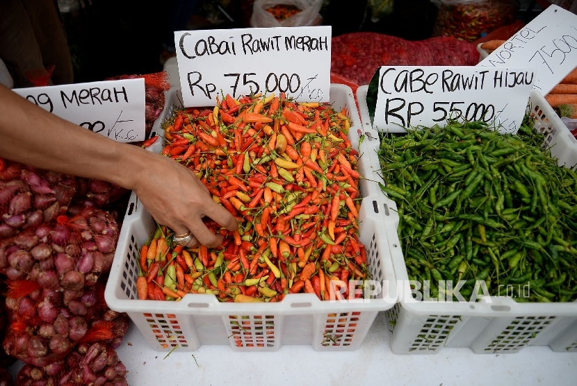 Pekerja menata cabai yang dijual saat 