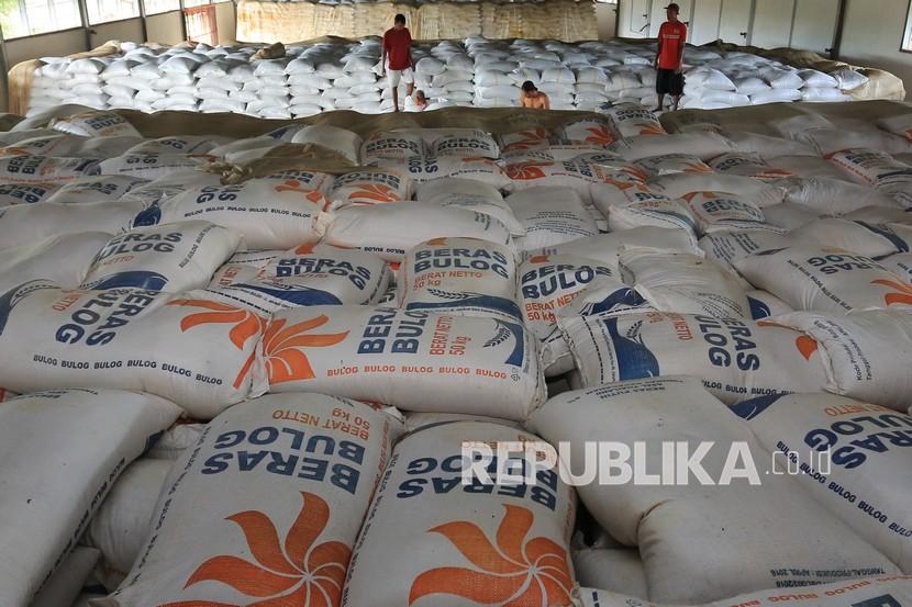 Pekerja menata karung berisi beras saat proses pembongkaran di gudang Perum Bulog, (ilustrasi)