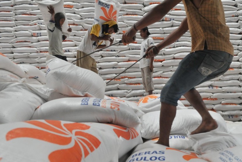 Pekerja menata karung-karung beras di gudang Bulog Kelapa Gading, Jakarta (foto ilustrasi). Realisasi penyerapan beras Bulog pada tahun ini hanya 66,6 persen.