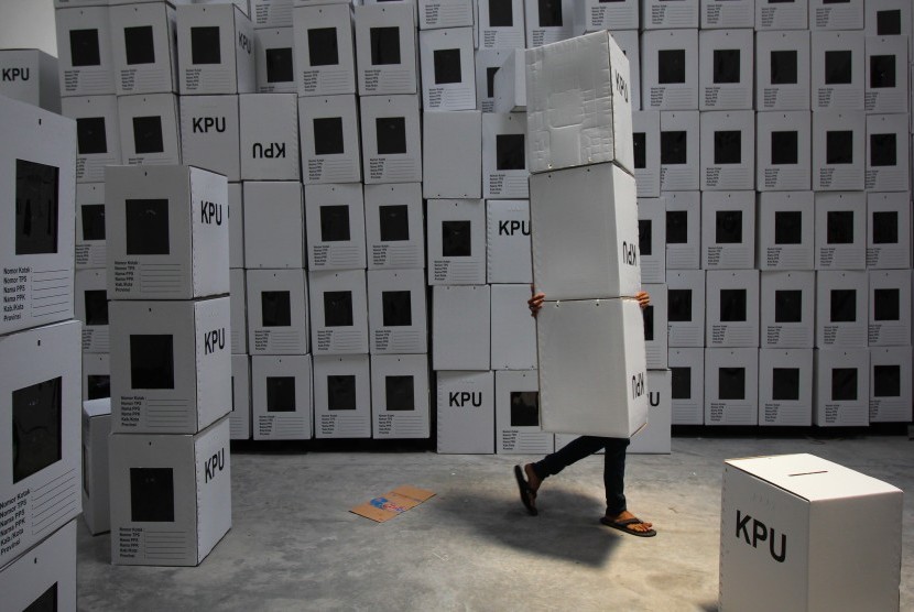 Pekerja menata kotak suara Pemilihan Umum (Pemilu) 2019 usai dirakit di Surabaya, Jawa Timur, Senin (18/3/2019). 