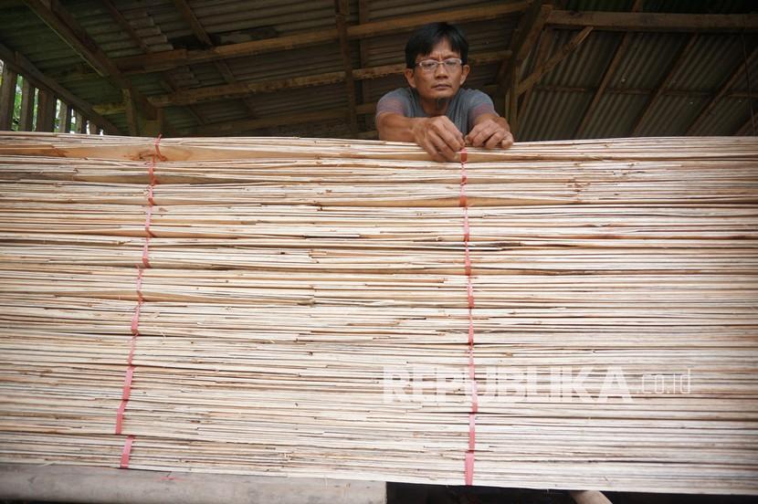 Pekerja menata lembaran core rekondisi untuk bahan pembuatan triplek di industri rumahan pengolahan limbah kayu rotari (ilustrasi). Dinas Perdagangan, Koperasi Usaha Kecil Menengah dan Perindustrian (DPKUKMP) Kota Palangka Raya, Provinsi Kalimantan Tengah, mengembangkan kawasan Industri Kecil Menengah (IKM) dan pergudangan yang fokus pada pengolahan kayu.
