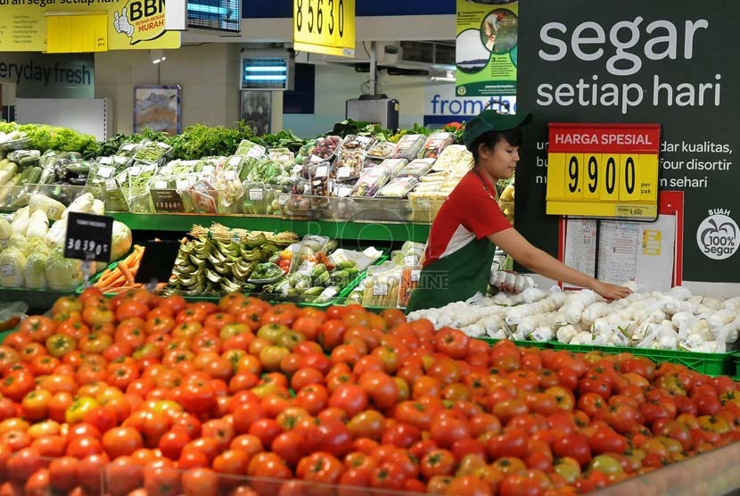 Pekerja menata produk bahan makanan pokok di salah satu pusat perbelanjaan, Jakarta, Senin (1/9). (Republika/Prayogi)