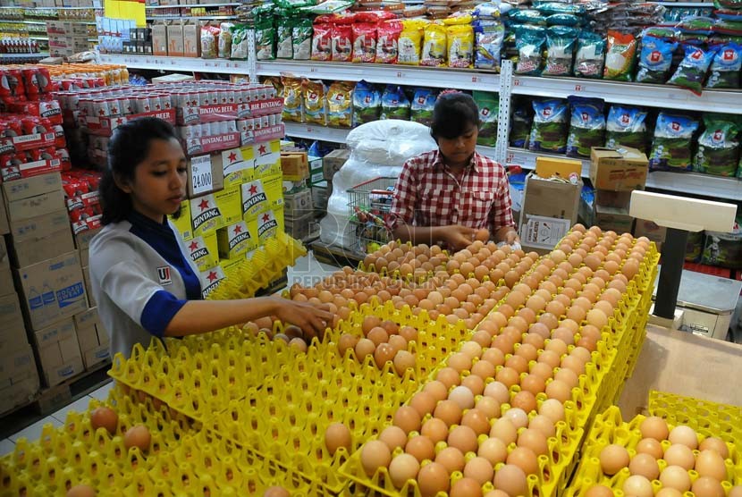 Pekerja menata produk bahan makanan pokok di salah satu pusat perbelanjaan, Jakarta, Senin (1/9).  (Republika/Prayogi)