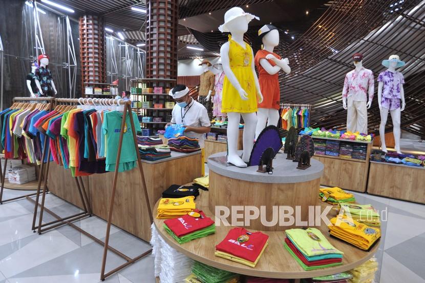 Pekerja menata produk ekonomi kreatif di Krisna Oleh-Oleh Bali, Kuta, Badung, Bali, Sabtu (30/1/2021). Industri di sektor ekonomi kreatif seperti toko yang memasarkan oleh-oleh khas daerah diharapkan dapat menggeliatkan UMKM, menciptakan lapangan kerja dan bisa meningkatkan nilai tambah dari sektor pariwisata yang terdampak pandemi COVID-19.