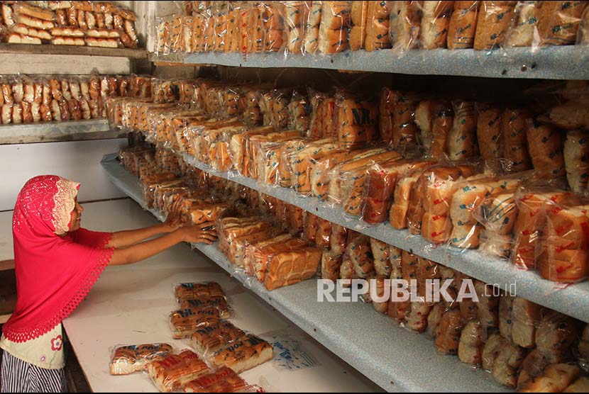 Pekerja menata roti tawar kemasan di Desa Kampung Aceh, Idi Rayeuk, Aceh Timur, Aceh, Senin (5/6). Menurut pengusaha roti setempat produksi roti tawar yang dijual Rp5.000-Rp10.000 per bungkus tersebut meningkat hingga 90 persen dari sebelumnya, karena tingginya permintaan selama Ramadan.