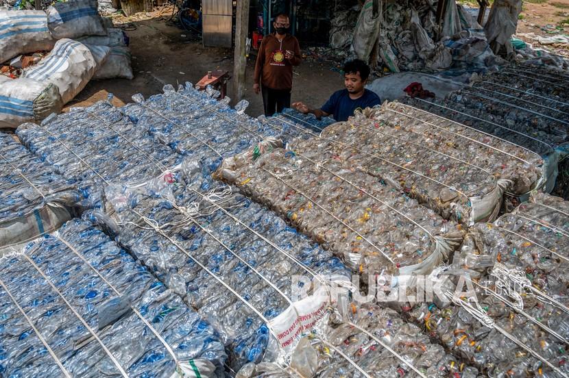 Pekerja menata sampah plastik yang telah dipilah dan dipadatkan (ilustrasi). pemerintah melalui Kementerian Perindustrian RI (Kemenperin) terus mendorong pelaku industri makanan dan minuman untuk mulai menggunakan kemasan yang ramah lingkungan.