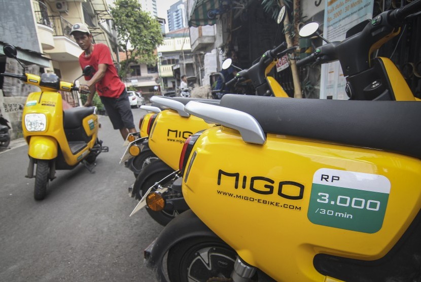 Pekerja menata sepeda listrik Migo di Migo Station JK10116 di kawasan Setiabudi, Jakarta, Kamis (7/2/2019).