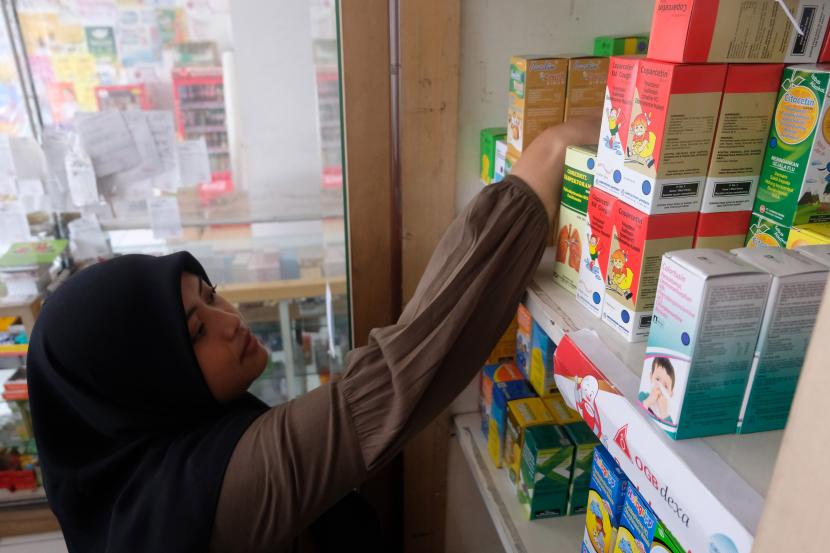 Pekerja menata sirop di etalase di salah satu apotek di kota Temanggung, Jawa Tengah, Selasa (25/10/2022). Indonesia akan mendatangkan obat Antidotum Fomepizol sebagai penawar Gangguan Ginjal Akut Pada Anak (GGAPA) dari Jepang.