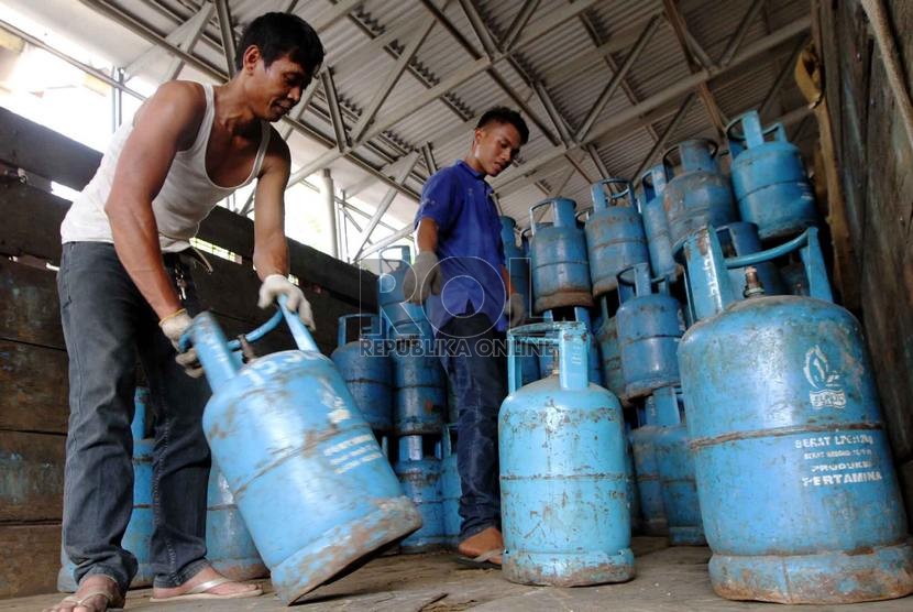   Pekerja menata tabung elpiji (liquified petroleum gas/LPG) 12 kg di di salah satu agen gas elpiji di Jakarta Timur, Selasa (9/9).   (Republika/ Yasin Habibi)