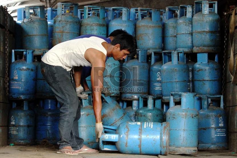   Pekerja menata tabung elpiji (liquified petroleum gas/LPG) 12 kg di di salah satu agen gas elpiji di Jakarta Timur, Selasa (9/9). PT Pertamina (Persero) resmi menaikan harga jual elpiji nonsubsidi. 