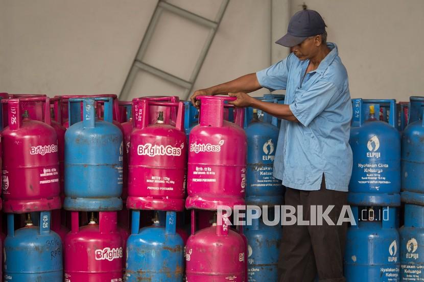 Pekerja menata tabung gas elpiji nonsubsidi di salah satu agen di Petojo, Jakarta (ilustrasi)