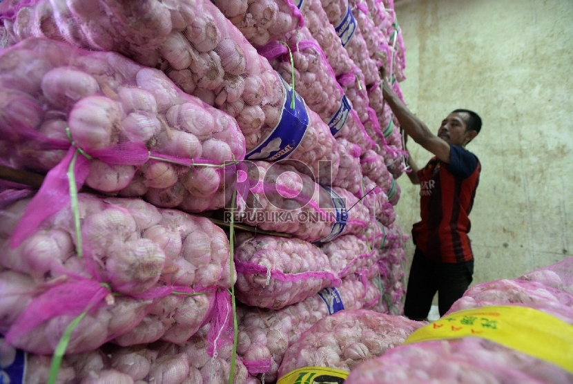 Pekerja menata tumpukan bawang putih impor di Pasar Induk Kramat Jati ,Jakarta, Kamis (5/3).