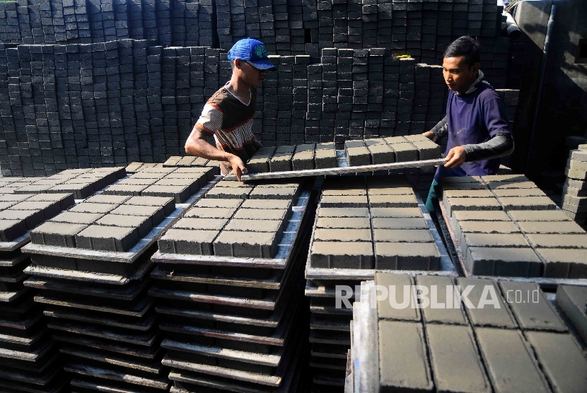 Pekerja mencetak batako berbahan baku bekas limbah batubara di Cilegon, Banten, Kamis (19/5).  (Republika / Agung Supriyanto )