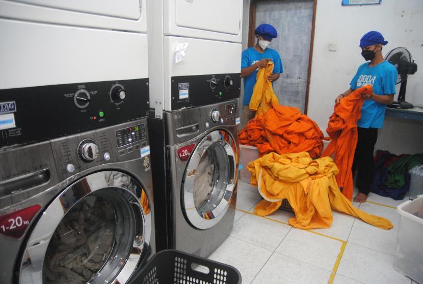Ilustrasi mencuci pakaian dengan metode dry clean. Mencuci dengan metode dry clean berpotensi tak sucikan najis 