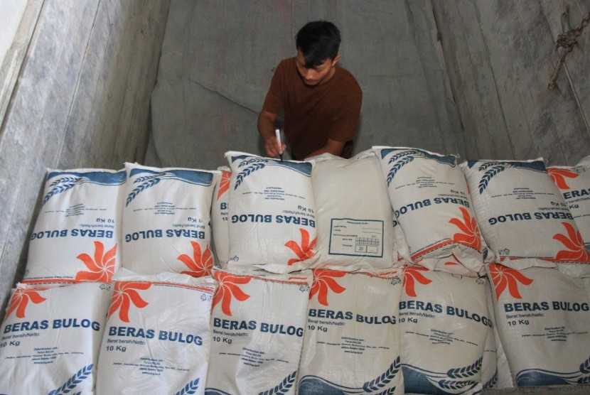 Pekerja mendata jumlah karung beras untuk Rakyat Sejahtera (Rastra) di gudang Perum Bulog Subdivisi Regional (Divre) Meulaboh, Aceh Barat, Aceh, Selasa (29/1/2019).