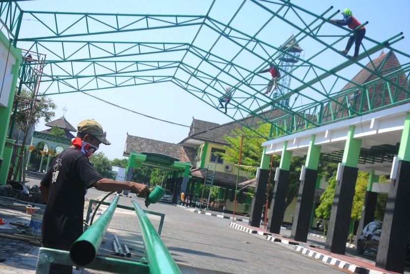 Pekerja mendirikan tiang di Asrama Haji Donohudan, Ngemplak, Boyolali, Jawa Tengah. 