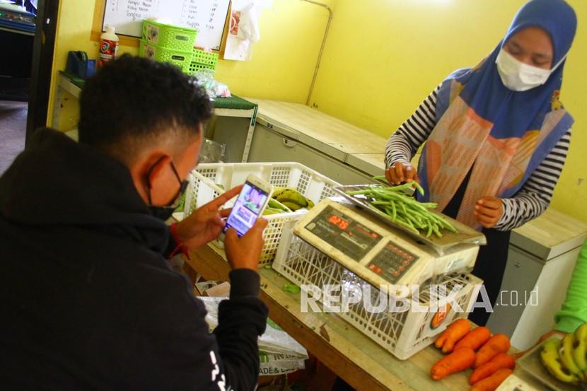 Pekerja mendokumentasikan pengemasan sayur organik untuk diunggah di pasar digital dan jejaring sosial  (ilustrasi)