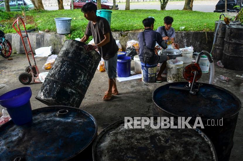 Pekerja mendorong berisi minyak goreng curah di Pasar Subuh, Kabupaten Ciamis, Jawa Barat, Selasa (2/11/2021). Harga minyak goreng curah mengalami kenaikan dari sebelumnya Rp14 ribu menjadi Rp19.800 per kilogram akibat kurangnya pasokan. 
