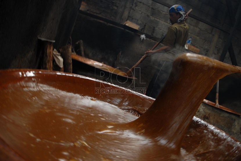  Pekerja mengaduk adonan pembuatan dodol garut