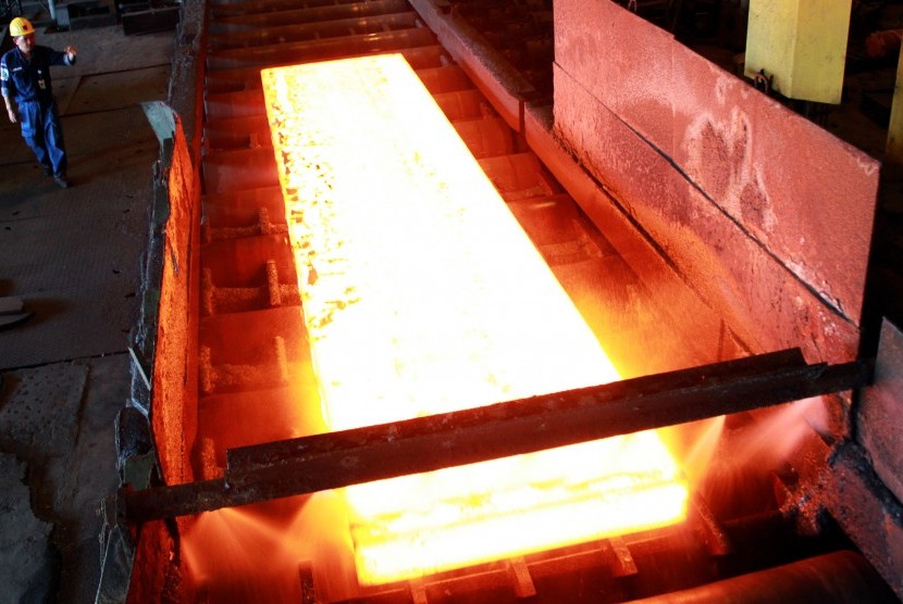 Pekerja mengamati proses press sizing (pembentukan sleb) baja lembaran di pabrik Hot Strip Mill PT Krakatau Steel (Persero)