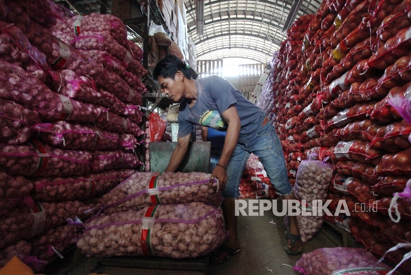  Pekerja mengangkut bawang putih di Pasar Induk Kramat Jati, Jakarta, Rabu (17/5).