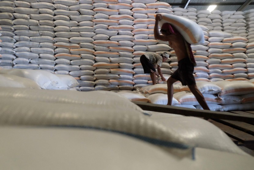 [Ilustrasi] Pekerja mengangkut beras dari gudang.