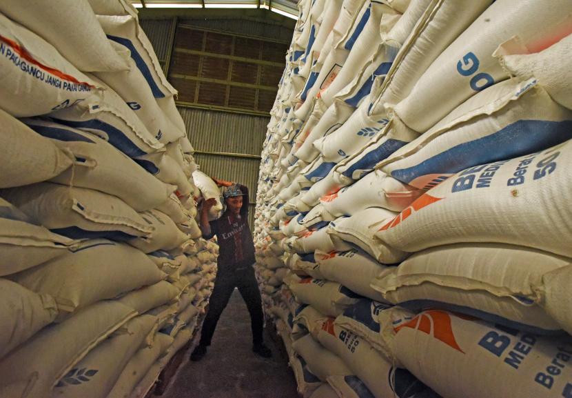 Pekerja mengangkut beras di gudang Bulog Divre Banten, di Serang.