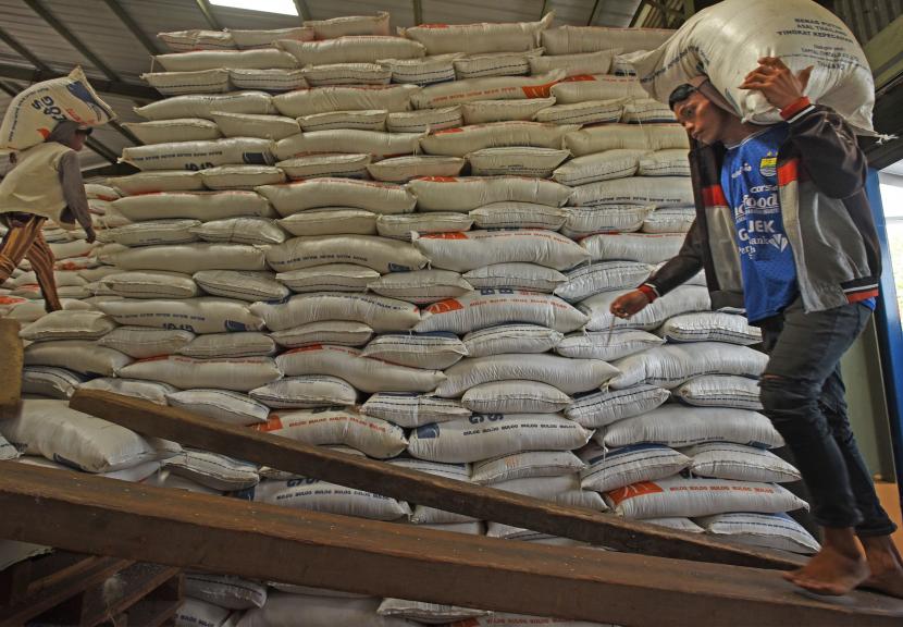 Pekerja mengangkut beras. Pemkab Bogor menyebut saat ini kondisi stok beras dalam posisi aman.
