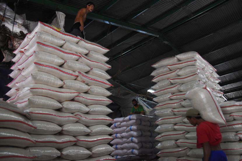 Pekerja mengangkut beras di Pasar Induk Beras Cipinang, Jakarta,. Badan Ketahanan Pangan (BKP) Kementerian Pertanian memperkirakan situasi harga beras tetap stabil sampai memasuki puncak panen padi pada Maret 2022, dan harga bawang merah perlahan mulai turun setelah naikpada awal Januari 2022.