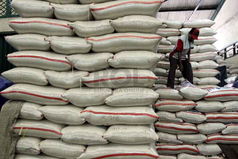  Pekerja mengangkut beras di Pasar Induk Beras, Jakarta, Kamis (25/9).(Republika/ Yasin Habibi)