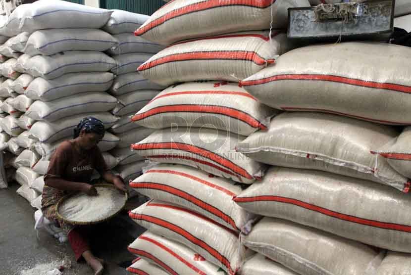  Pekerja mengangkut beras di Pasar Induk Beras, Jakarta, Kamis (25/9).(Republika/ Yasin Habibi)