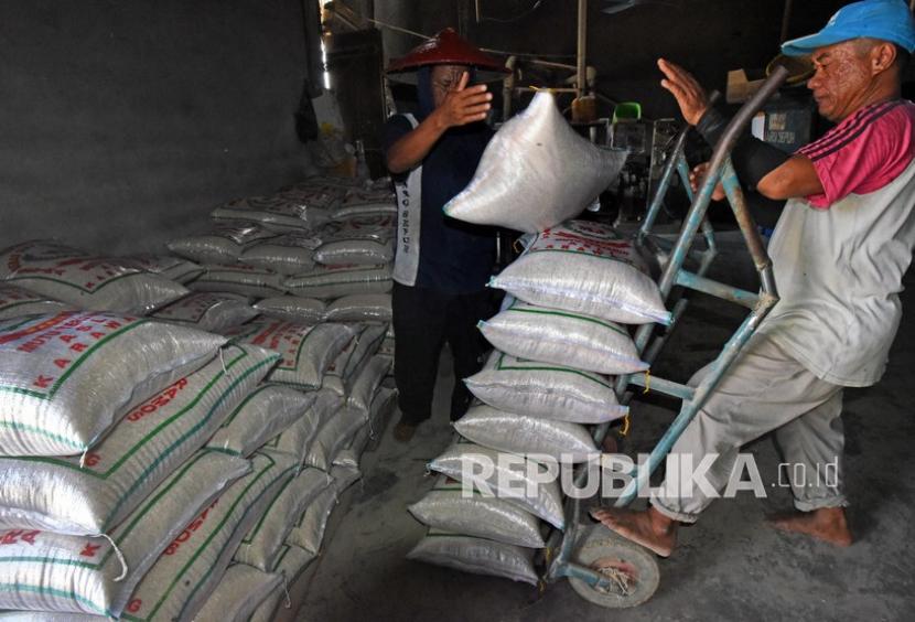 Pekerja mengangkut beras (ilustrasi). Dinas Perindustrian dan Perdagangan Provinsi Maluku menyiapkan pasar murah di desa-desa.