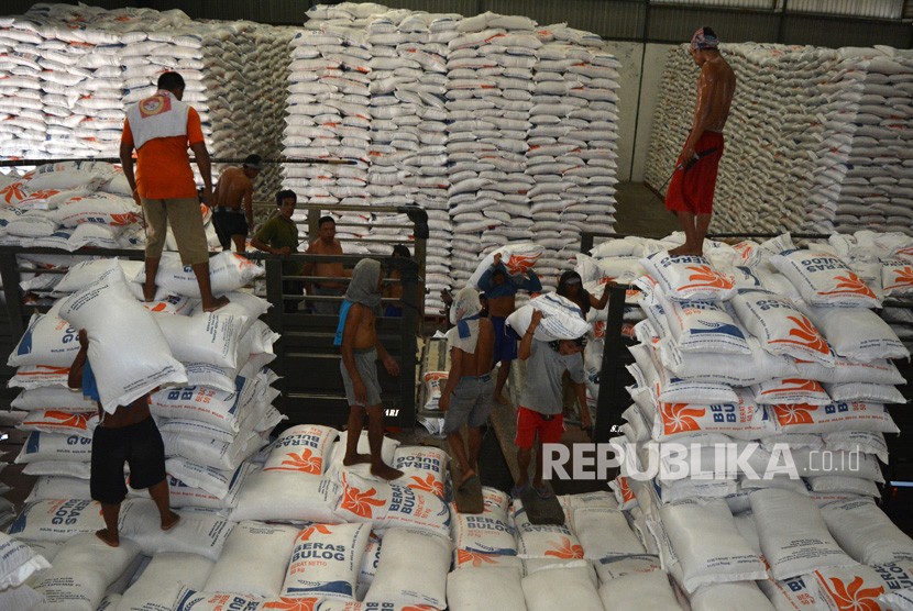 Pekerja mengangkut beras impor dari Thailand di gudang Bulog Divre Jatim, Buduran, Sidoarjo, Jawa Timur, Kamis (1/3).