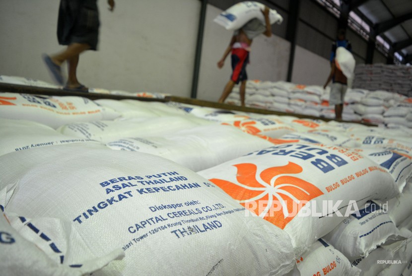 Pekerja mengangkut beras impor dari Thailand di gudang Bulog Divre Jatim, Buduran, Sidoarjo, Jawa Timur, Kamis (1/3).