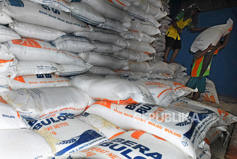 Pekerja mengangkut beras saat proses penyaluran beras ke pasar-pasar di Gudang Perum Bulog Sub Divre Serang, Banten, Senin (5/4/2021).