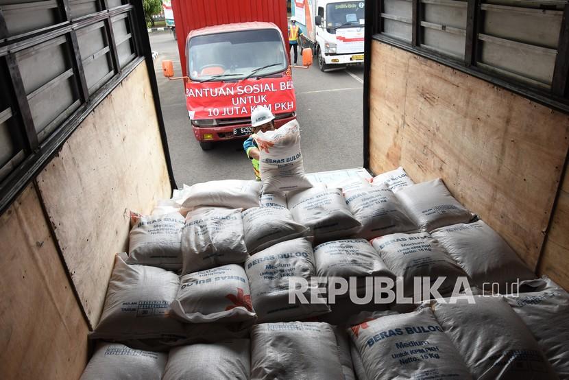 Pekerja mengangkut beras yang akan disalurkan ke dalam truk saat peluncuran program bantuan sosial beras (ilustrasi)