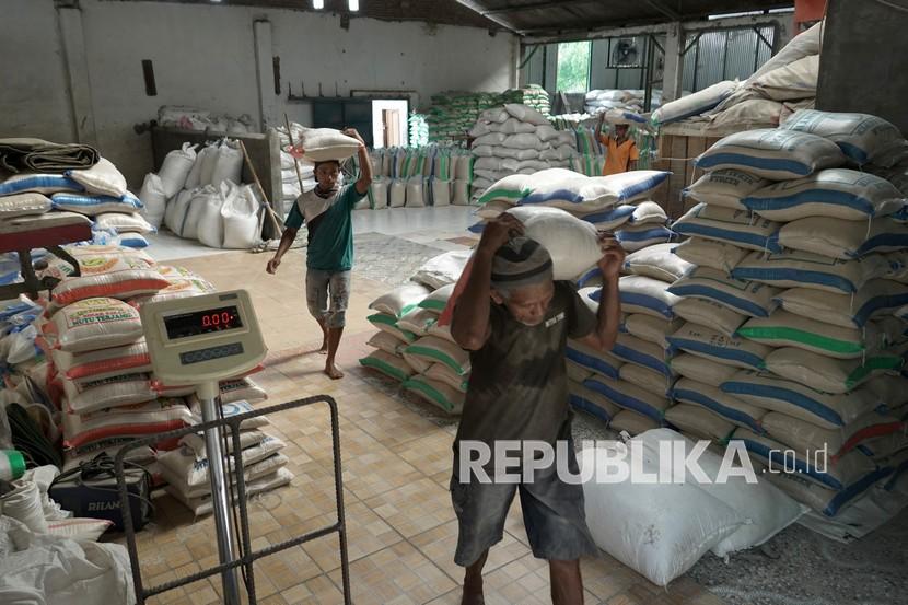 Pekerja mengangkut beras yang telah diolah di penggilingan padi Desa Kajongan, Bojongsari, Purbalingga, Jateng. 
