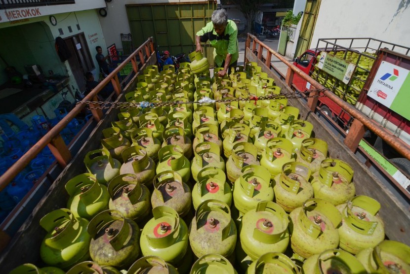Pekerja mengangkut gas subsidi tiga kilogram ke dalam truk di Bandung, Jawa Barat, Senin (2/7).