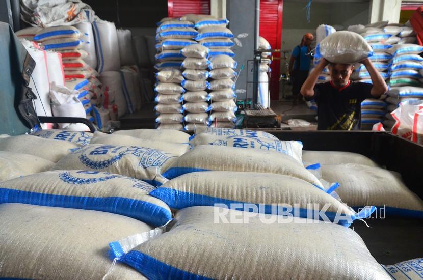 Pekerja mengangkut karung beras di Pasar Baru, Kudus, Jawa Tengah (ilustrasi). Perpadi memastikan stok beras secara nasional aman dan cukup.