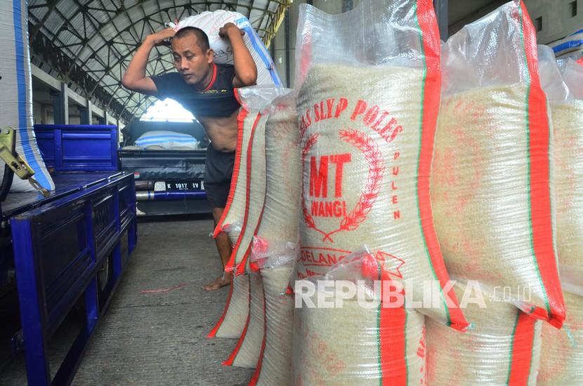 Pekerja mengangkut karung beras di Pasar Baru, Kudus, Jawa Tengah.  Harga rata-rata beras di tingkat penggilingan selama Juni 2021 tercatat mengalami penurunan untuk semua jenis. Menurut Badan Pusat Statistik (BPS), pergerakan harga beras harga relatif stabil meski terdapat penurunan harga secara bulanan.