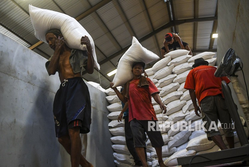 Pekerja mengangkut karung berisi beras di Gudang Perum Bulog Divre DKI Jakarta. Negara sepatutnya memiliki badan pengelola pangan yang fokus kesejahteraan rakyat