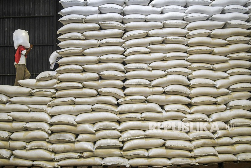 Pekerja mengangkut karung berisi beras di Gudang Perum Bulog Divre DKI Jakarta dan Banten, Kelapa Gading, Jakarta, Kamis (5/12/2019).