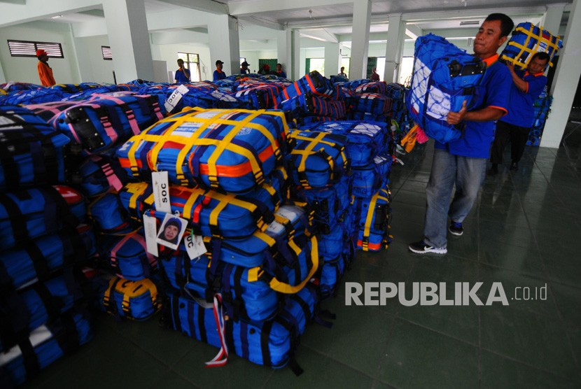 Pekerja mengangkut koper milik jamaah calon haji yang akan masuk di Asrama Haji Donohudan, Ngemplak, Boyolali, Jawa Tengah, Ahad (15/7). 