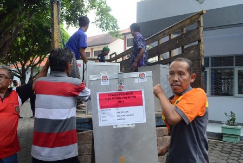 Pekerja mengangkut kotak suara Pilpres 2014 di kantor KPUD Kota Madiun, Jatim, Minggu (13/7). 