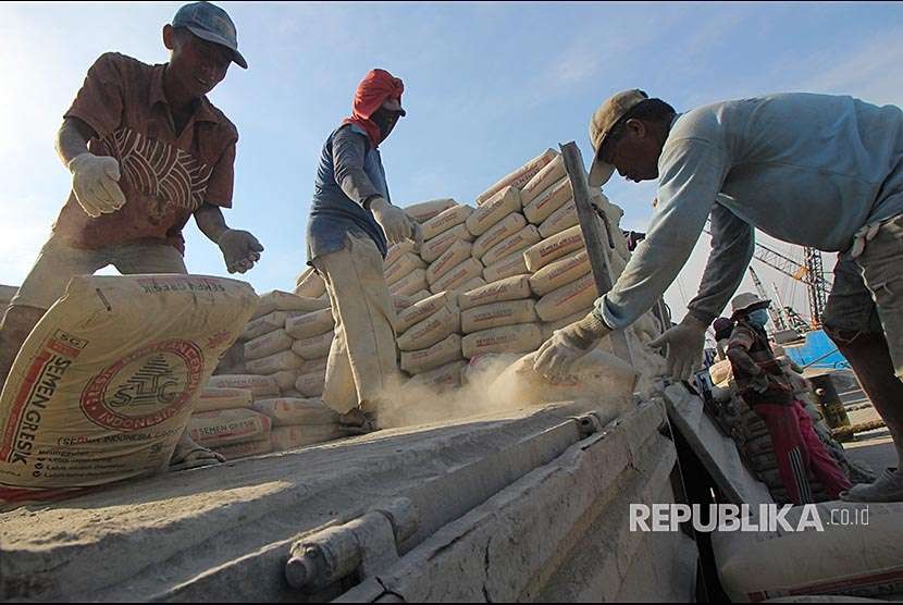 Pekerja mengangkut sak semen untuk dimuat kedalam kapal di Pelabuhan Kalimas, Surabaya, Jawa Timur, Selasa (9/10). Semen Indonesia Group mencatatkan pertumbuhan penjualan ekspor sebesar 26,65 persen pada Januari-April 2020