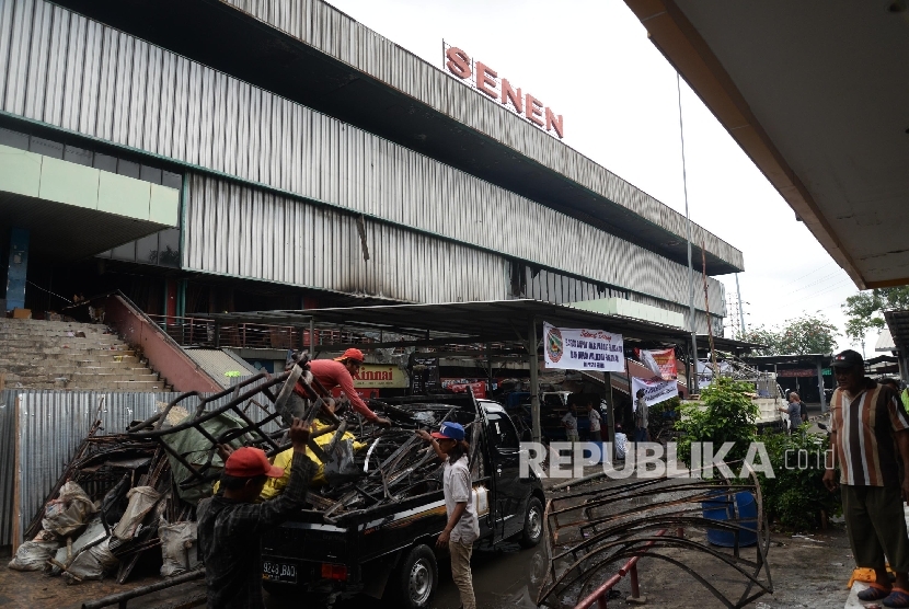   Pekerja mengangkut besi sisa kebakaran Pasar Senen, Jakarta, Selasa (31/1).
